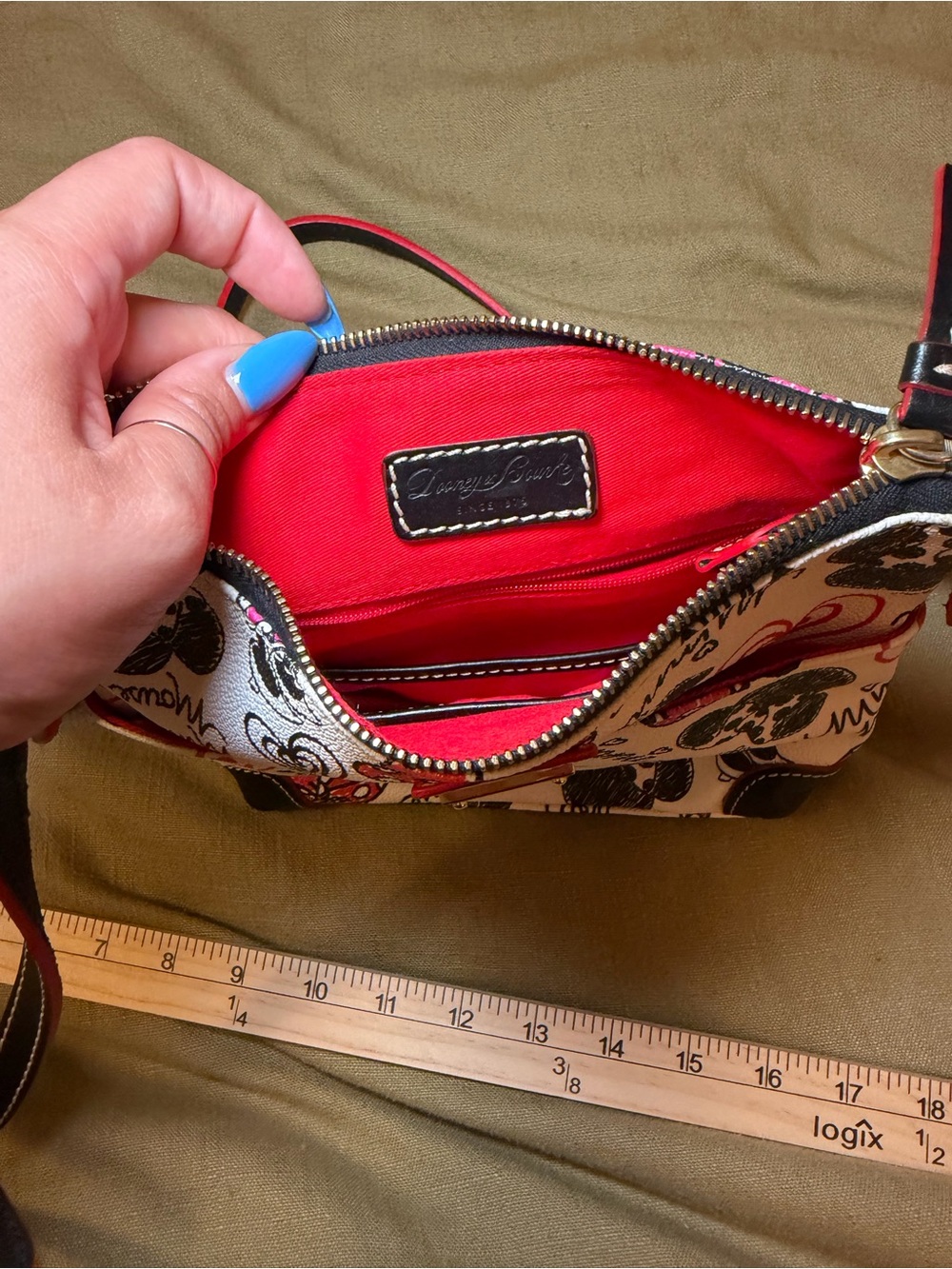 Dooney & Bourke Minnie Mouse Hearts & Bows Letter Carrier - Picture 5 of 7